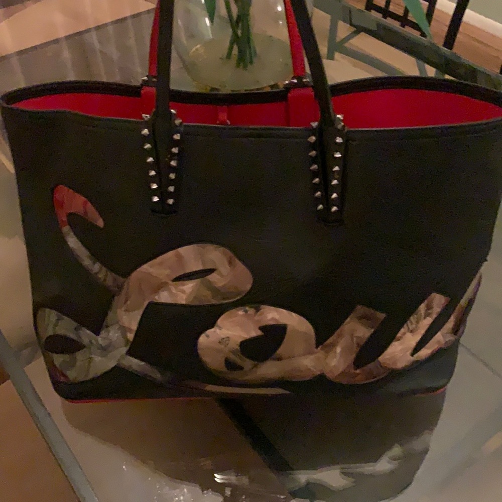 CHRISTIAN LOUBOUTIN
Cabata Paris Logo Calfskin - Picture 1 of 9